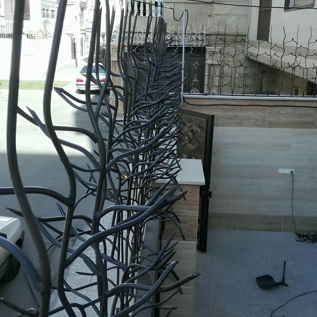 نصب حفاظ آبشاری روی کلاهک سنگی دیوار در یزد