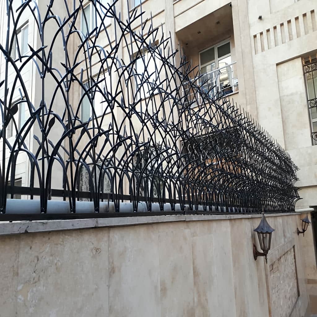 اجرای حفاظ آبشاری روی دیوار سنگی بلند در یزد