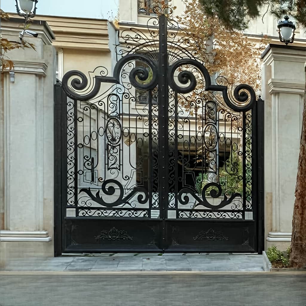 نصب درب حیاط شاسی سنگین با لولای متناسب در یزد نصب درب حیاط شاسی سنگین با لولای متناسب در یزد