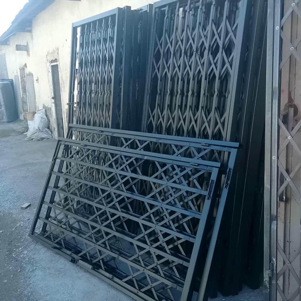 نصب حفاظ آکاردئونی دو جداره ورودی در یزد با تنظیم دقیق ریل