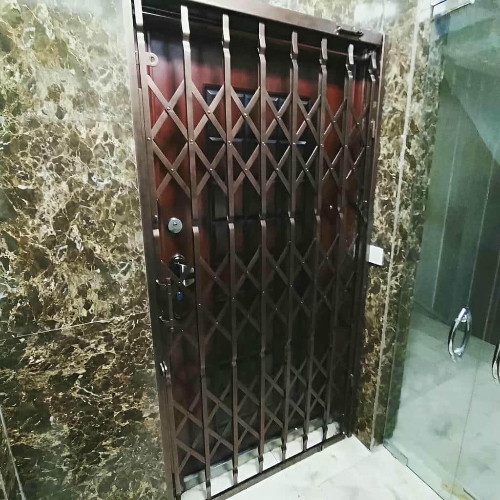 نصب حفاظ درب آپارتمان ضد دیلم در یزد با اتصال دقیق قاب