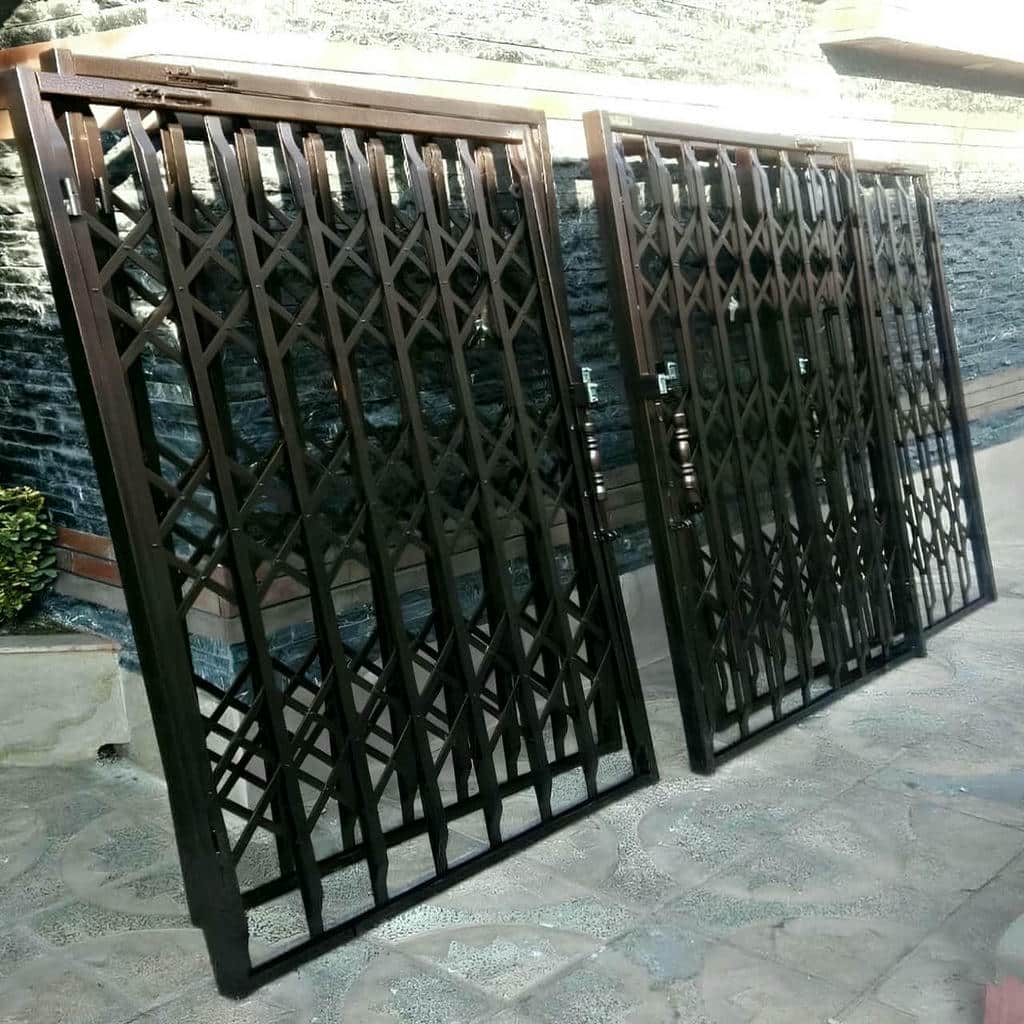 نصب درب آکاردئونی ضد سرقت آپارتمان در یزد با اجرای دقیق