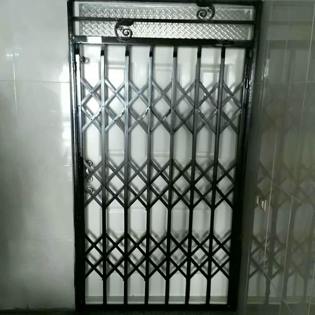 فروش درب آکاردئونی مشکی طلایی در یزد برای ورودی آپارتمان