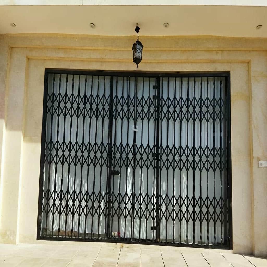 نصب حفاظ پشت درب آپارتمان ریلی در یزد با تنظیم دقیق ریل