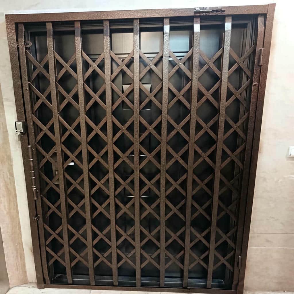 اجرای حفاظ آکاردئونی طلایی سلطنتی در یزد با تزئینات منظم