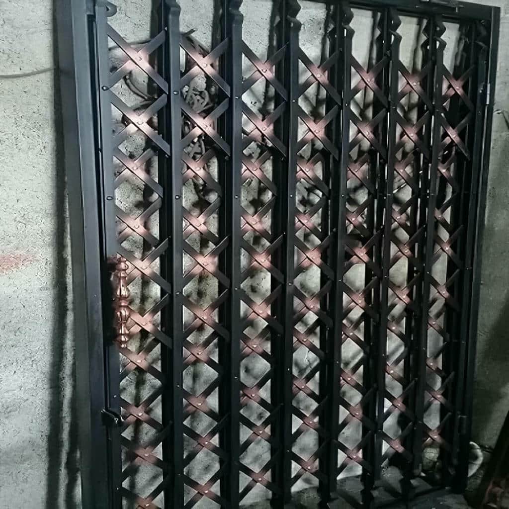 درب آکاردئونی قفل مخفی کتابی در یزد با ساختار جمع شونده درب آکاردئونی قفل مخفی کتابی در یزد با ساختار جمع شونده