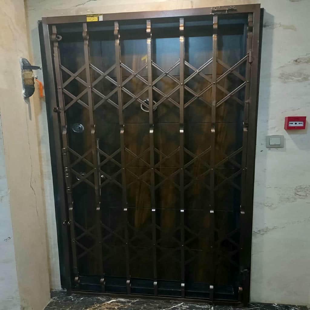 ساخت حفاظ آکاردئونی درب واحد مسکونی در یزد با آرایش لوزی مناسب