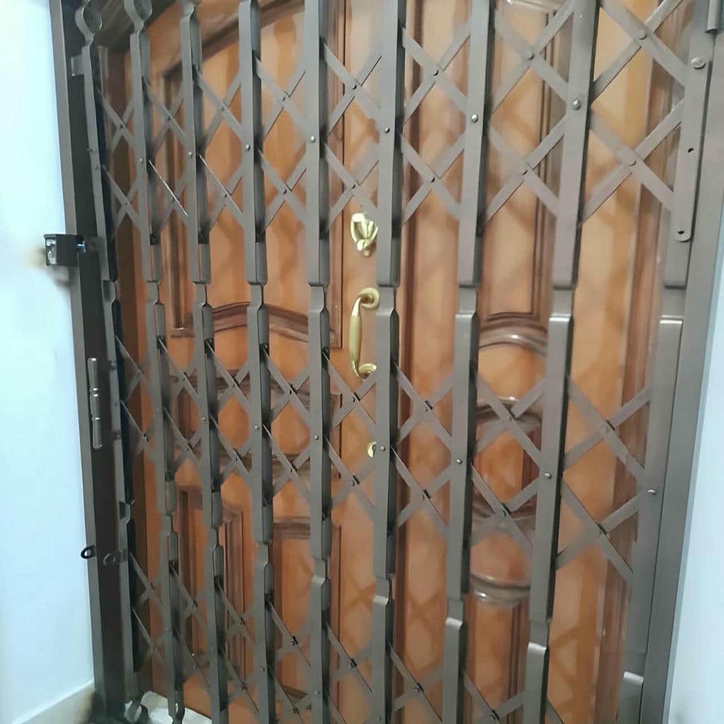 نصب درب آکاردئونی قفل مخفی کتابی در یزد با تنظیم دقیق ریل نصب درب آکاردئونی قفل مخفی کتابی در یزد با تنظیم دقیق ریل