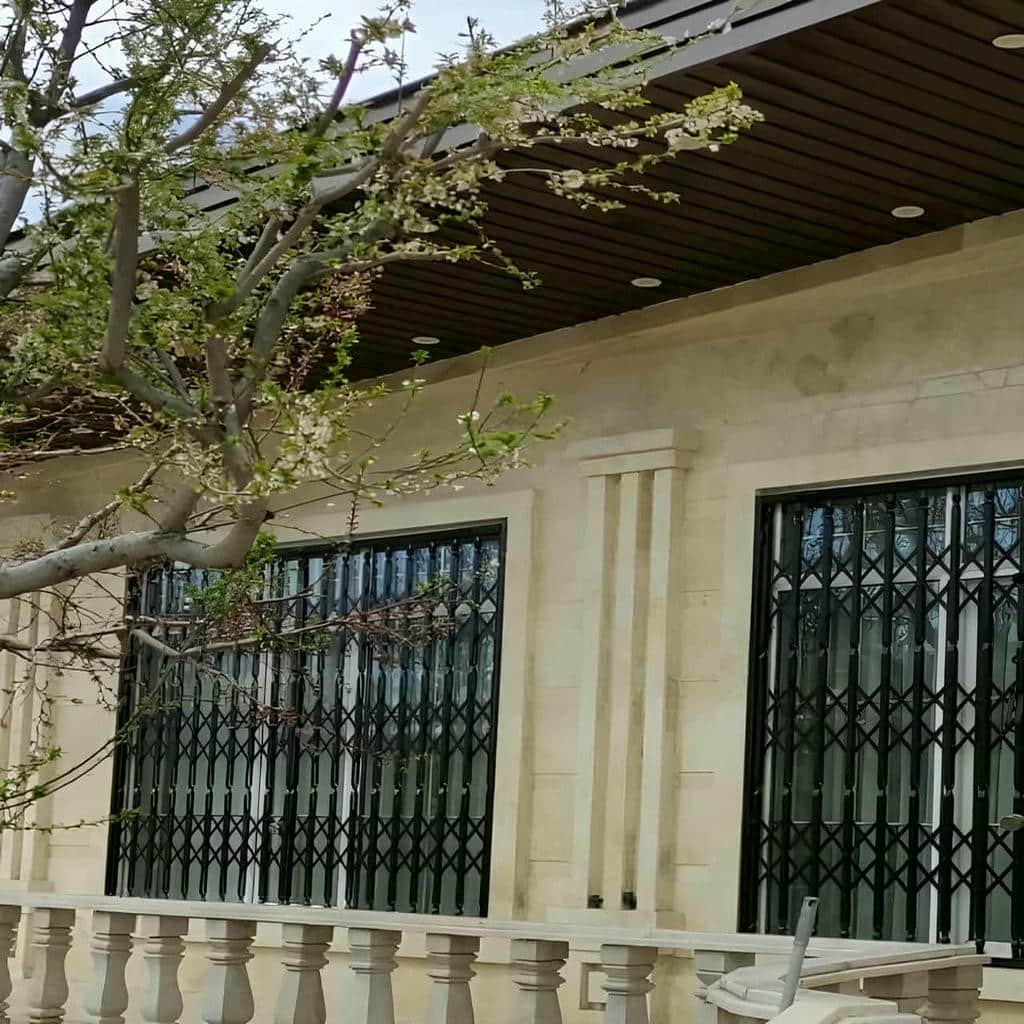 خدمات درب آکاردئونی طلایی سلطنتی در یزد برای نصب و نگهداری