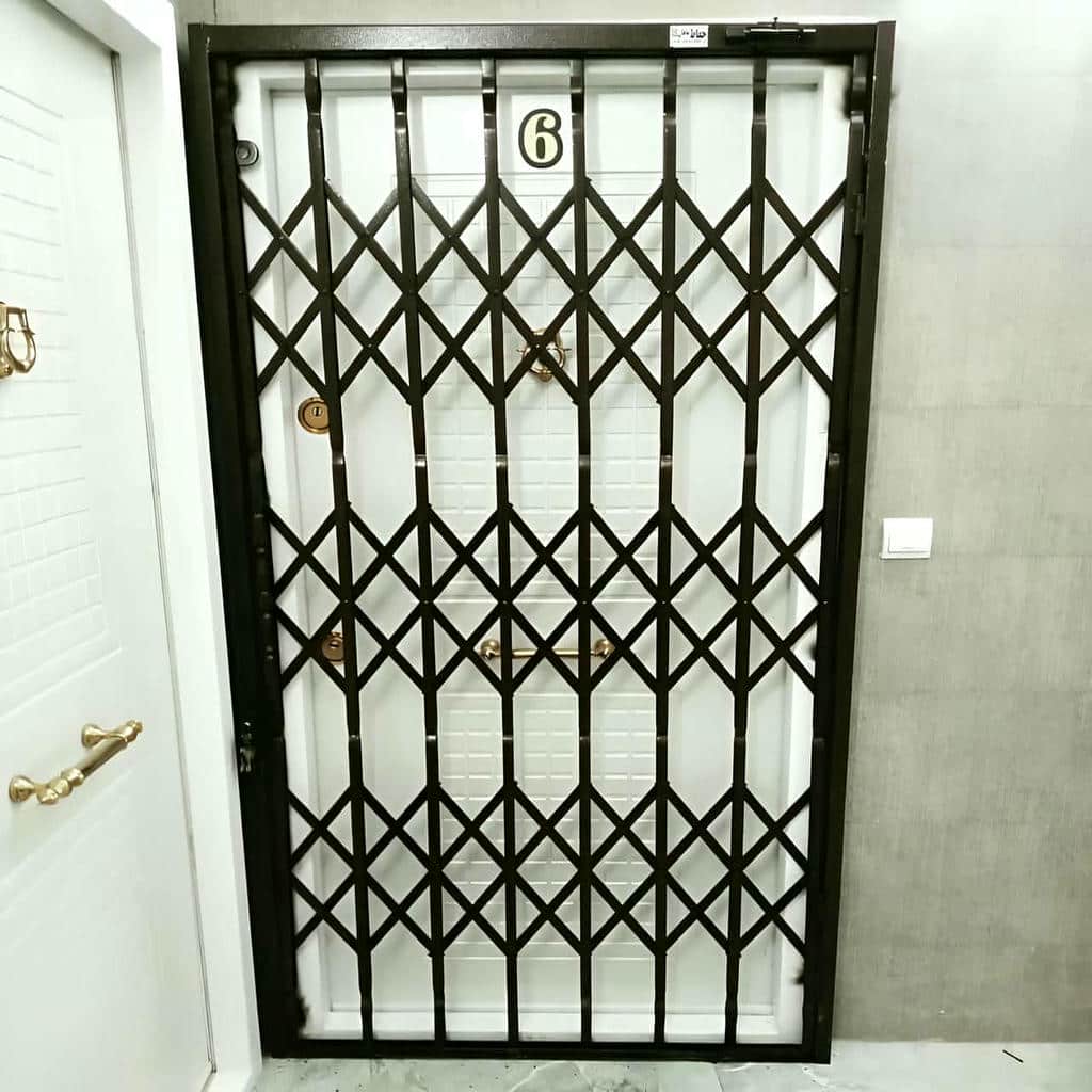 نصب درب آکاردئونی مدرن مشکی ورودی اداری در یزد با تنظیم دقیق ریل