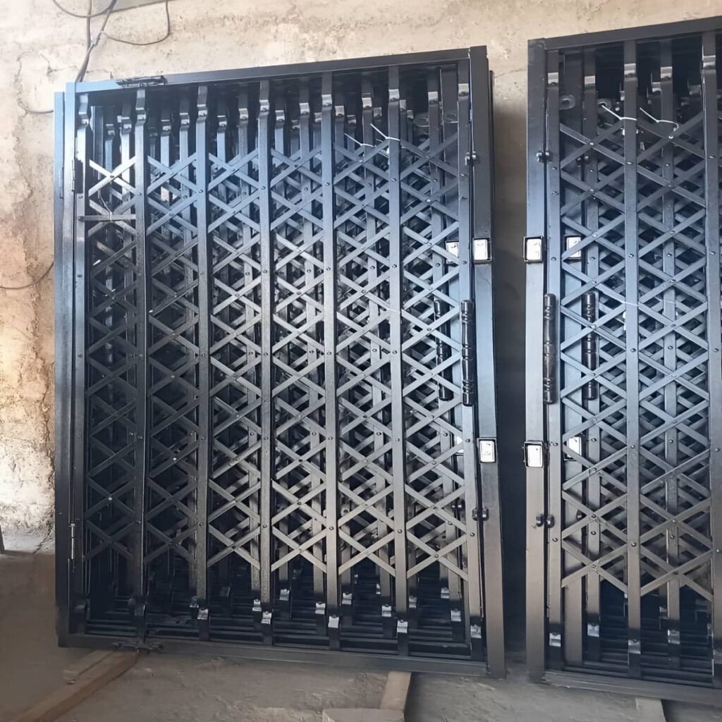 نصب درب آکاردئونی سلطنتی گل دار در یزد با تنظیم دقیق ریل