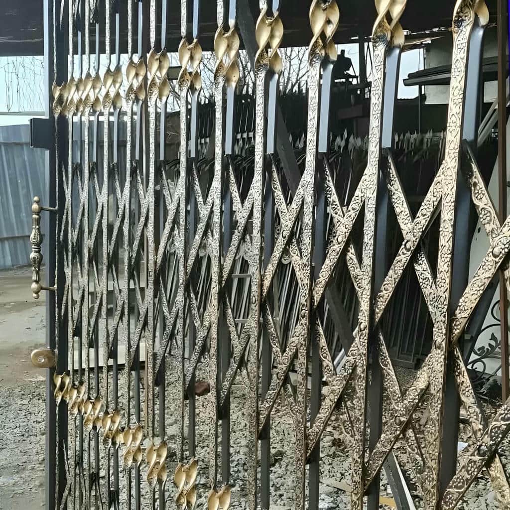 نصب درب آکاردئونی طلایی سلطنتی در یزد با تنظیم دقیق قاب
