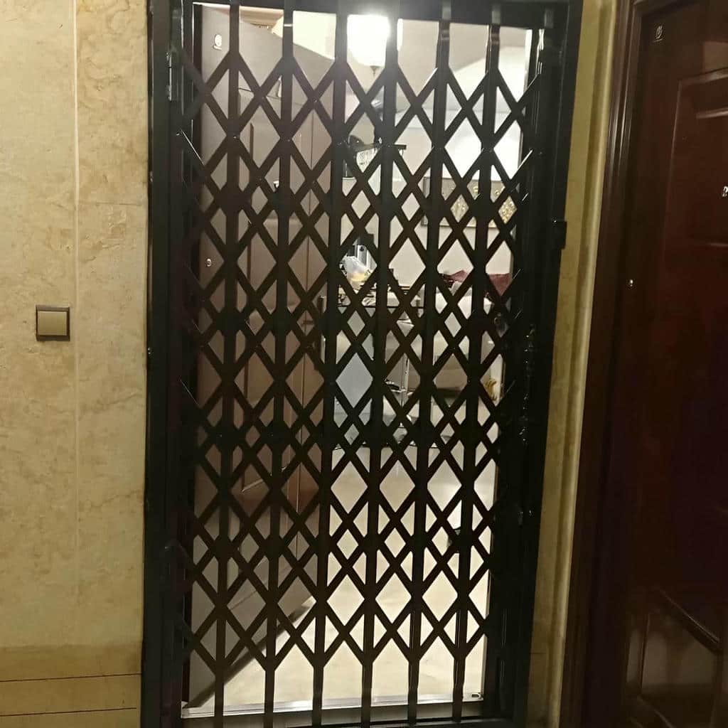 نصب درب ریلی آکاردئونی کم جا در یزد با تنظیم دقیق ریل