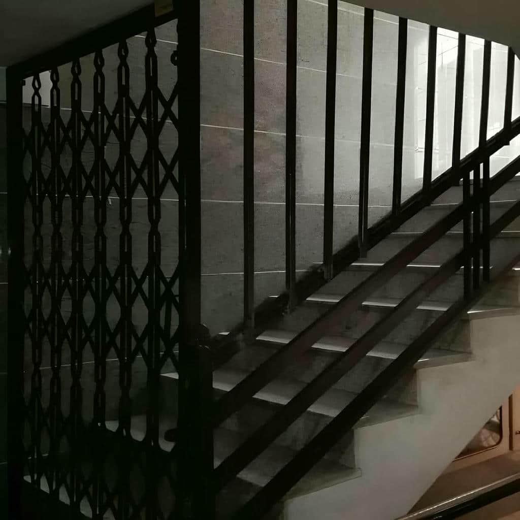 سفارش حفاظ آکاردئونی درب واحد مسکونی در یزد متناسب با ابعاد ورودی