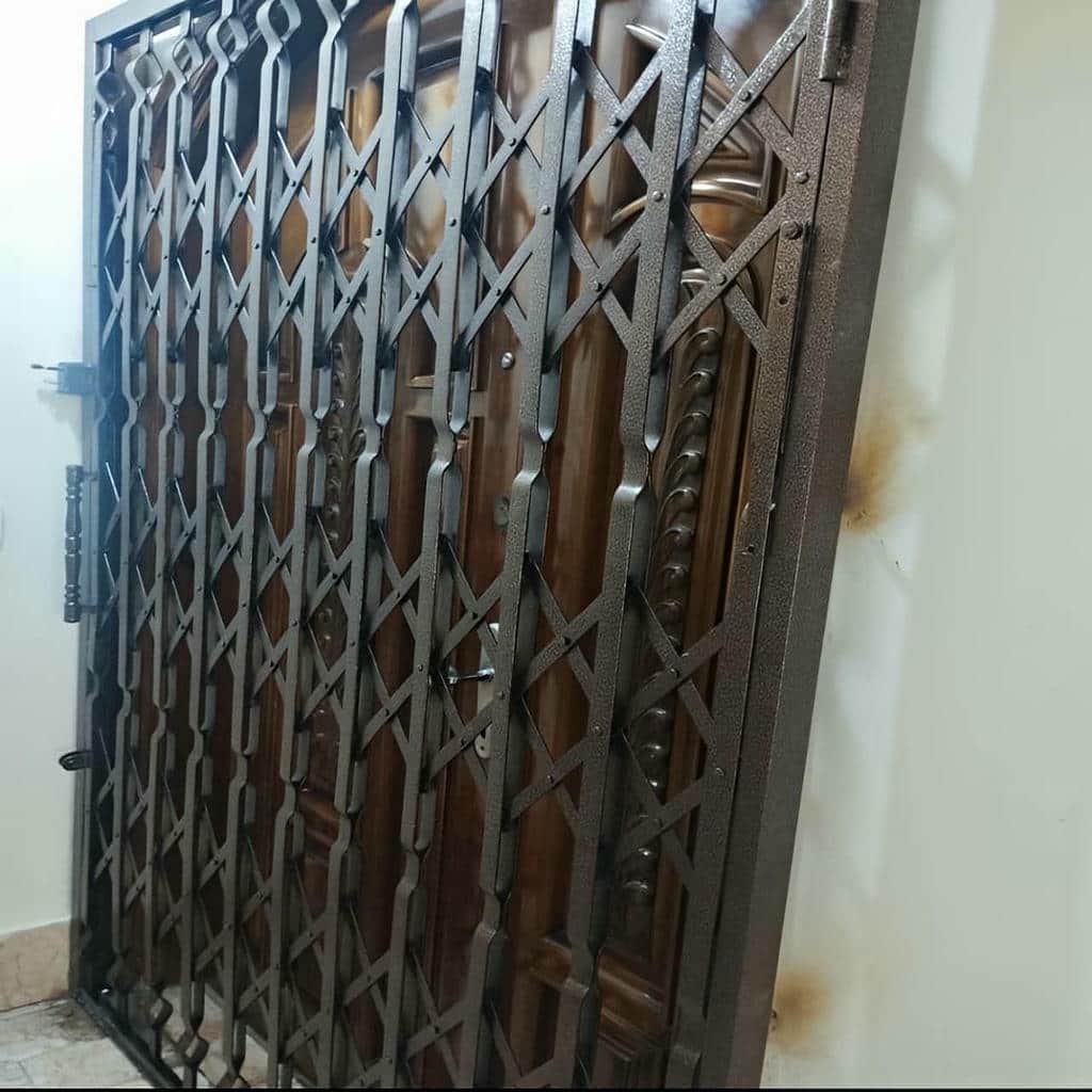 ساخت درب آکاردئونی طرح دار لوزی در یزد با تسمههای منظم ساخت درب آکاردئونی طرح دار لوزی در یزد با تسمههای منظم