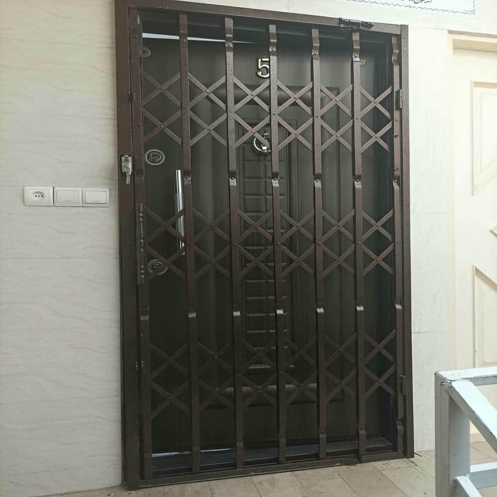 سفارش درب آکاردئونی مشکی طلایی در یزد با ترکیب رنگ هماهنگ