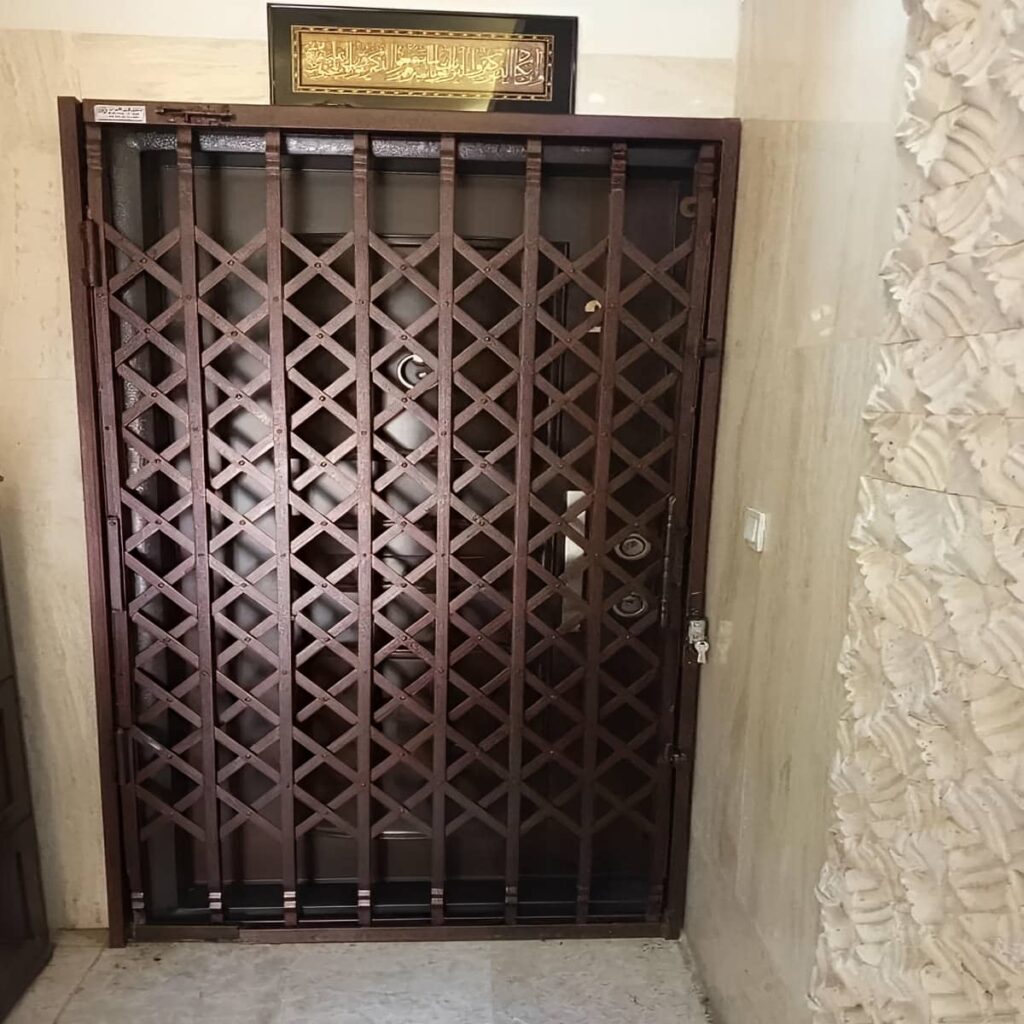 سفارش درب آکاردئونی تسمه پهن آهنی در یزد متناسب با ابعاد ورودی