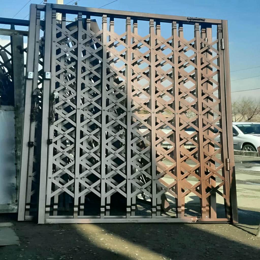 ساخت درب آکاردئونی سلطنتی گل دار در یزد با تزئینات منظم