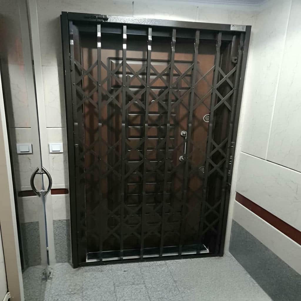 سفارش درب آکاردئونی مدرن مشکی ورودی اداری در یزد متناسب با دهانه