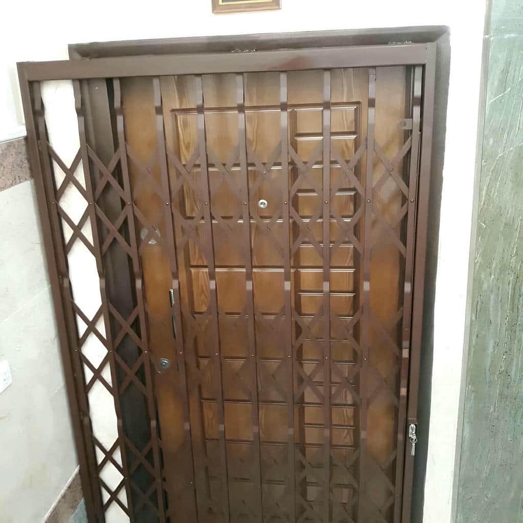 سفارش درب آکاردئونی طلایی سلطنتی در یزد متناسب با ابعاد ورودی