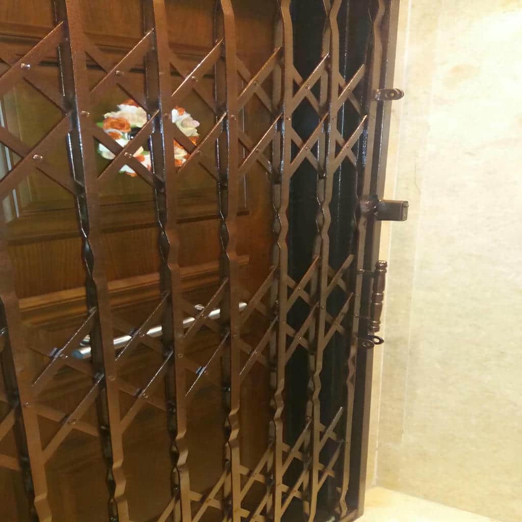 خرید درب آکاردئونی مشکی طلایی در یزد با انتخاب طرح متناسب