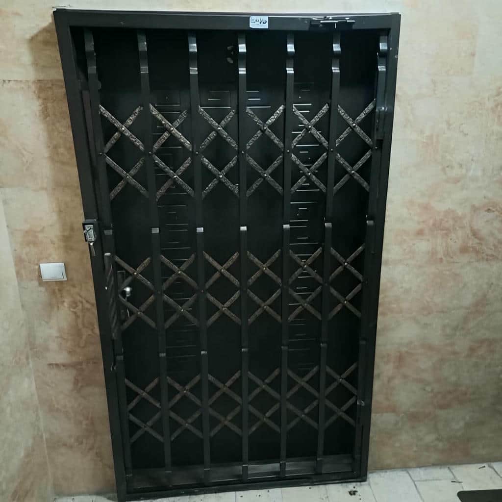 نصب حفاظ آکاردئونی کم جا راهرو در یزد با تنظیم دقیق ریل