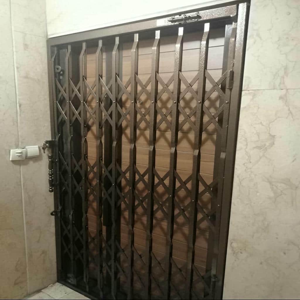 نصب درب آکاردئونی تسمه پهن آهنی در یزد با تنظیم دقیق ریل