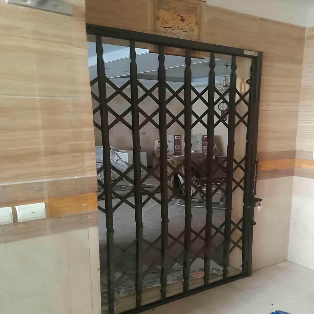 ساخت درب آکاردئونی سفید طلایی در یزد با شبکه منظم
