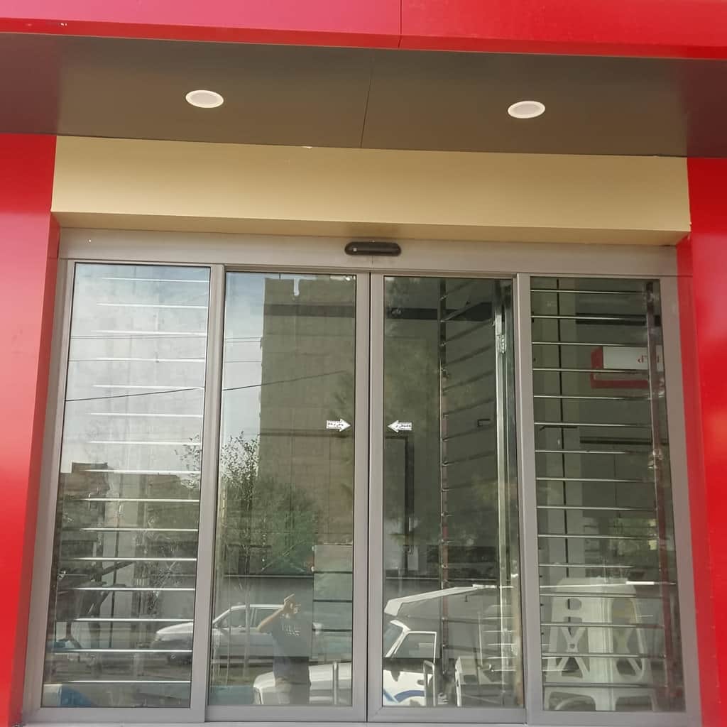 درب اتوماتیک شیشه ای کشویی ورودی فروشگاه در یزد