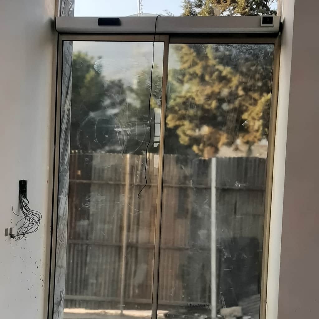 قیمت درب اتوماتیک شیشه ای ورودی ساختمان اداری در یزد