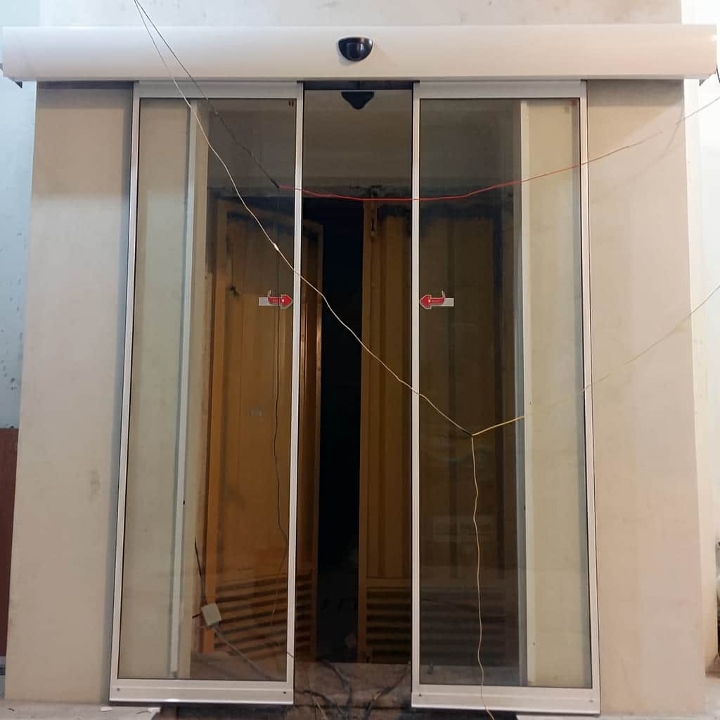 درب شیشه ای اتوماتیک کشویی دو لت فروشگاهی در یزد