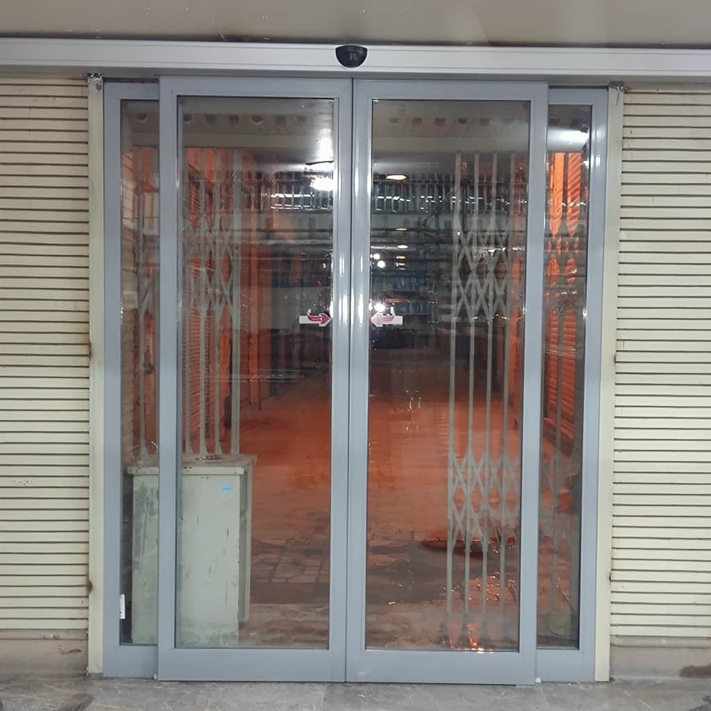 قیمت درب اتوماتیک شیشه ای لولایی سنسوردار در یزد قیمت درب اتوماتیک شیشه ای لولایی سنسوردار در یزد
