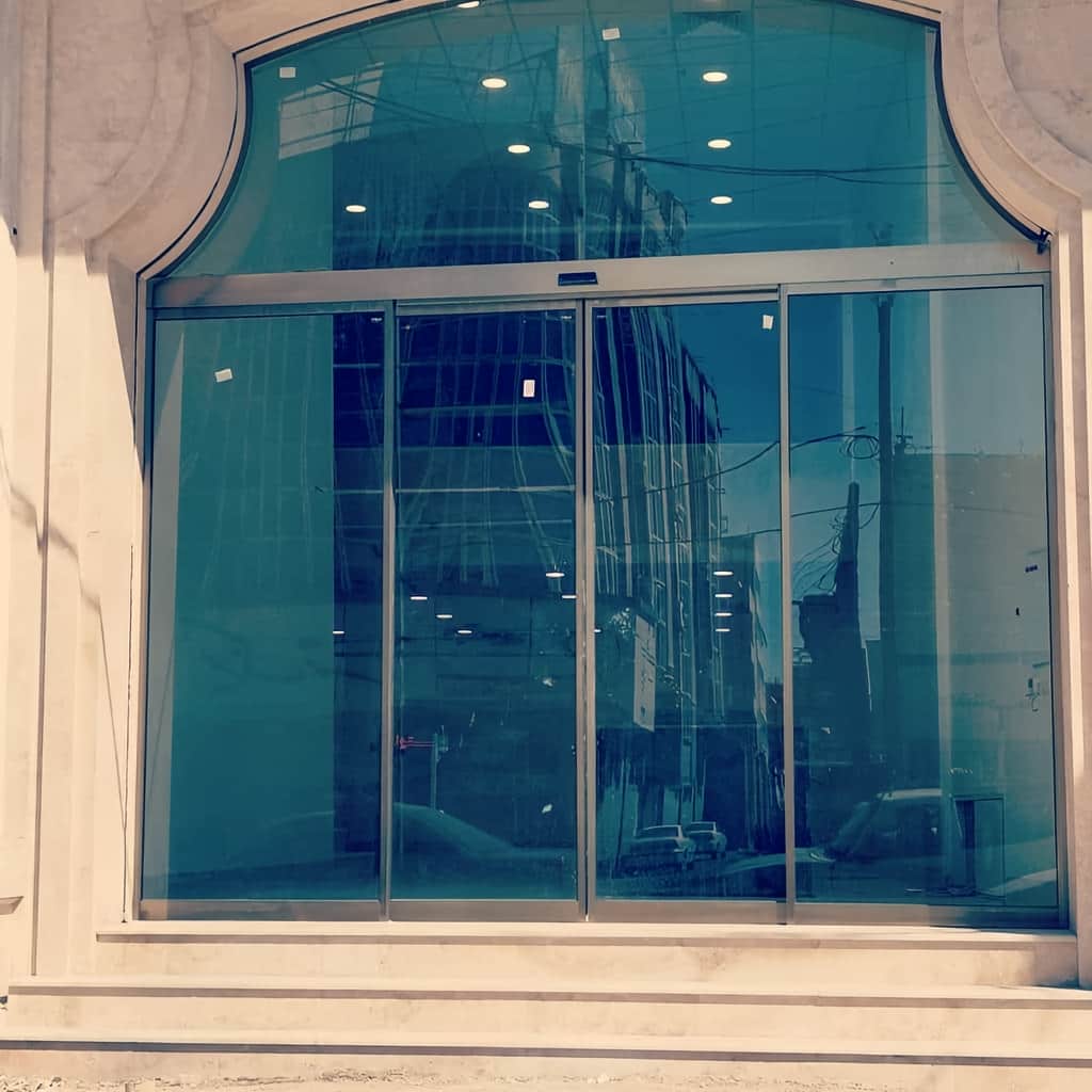 نصب درب اتوماتیک شیشه ای ورودی ساختمان اداری در یزد