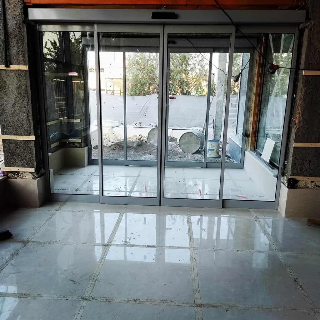 قیمت درب اتوماتیک شیشه ای مدرن فریم مشکی در یزد