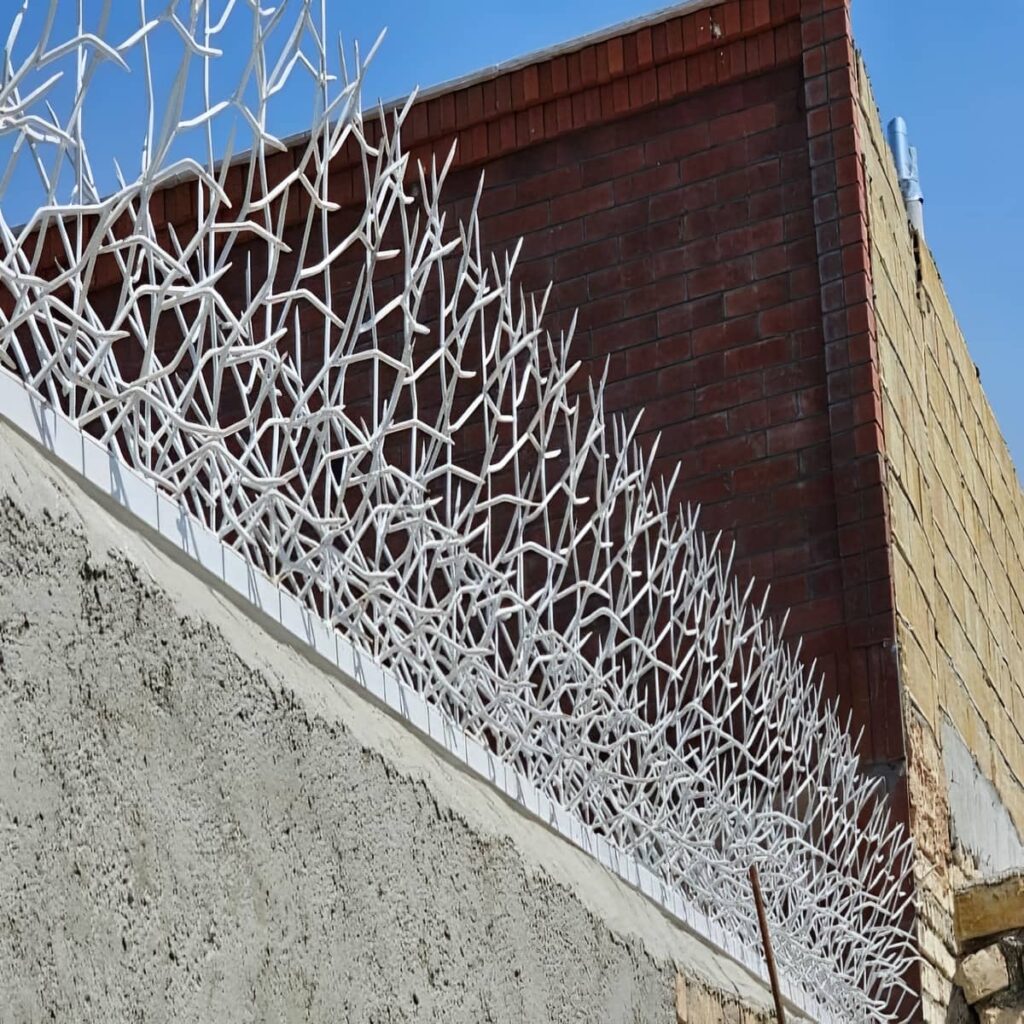 نصب حفاظ شاخ گوزنی میلگرد خمکاری روی تاج دیوار در یزد
