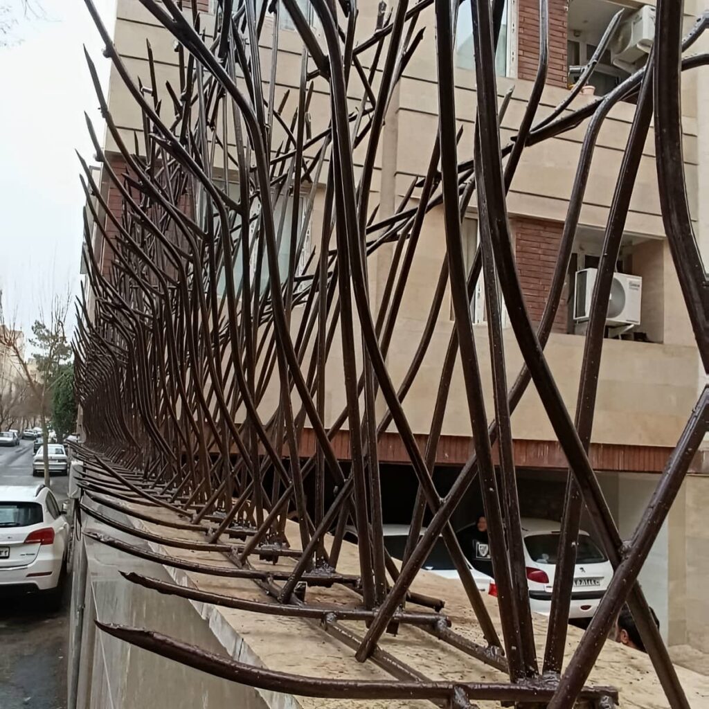 اجرای حفاظ شاخ گوزنی میلگرد خمکاری روی دیوار باغ در یزد