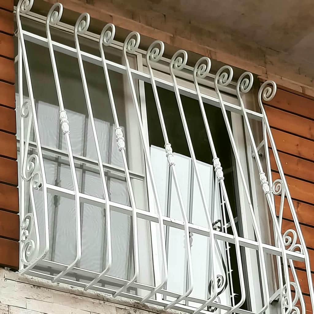 نصب حفاظ پنجره بالکن تراس روی قاب مناسب در یزد