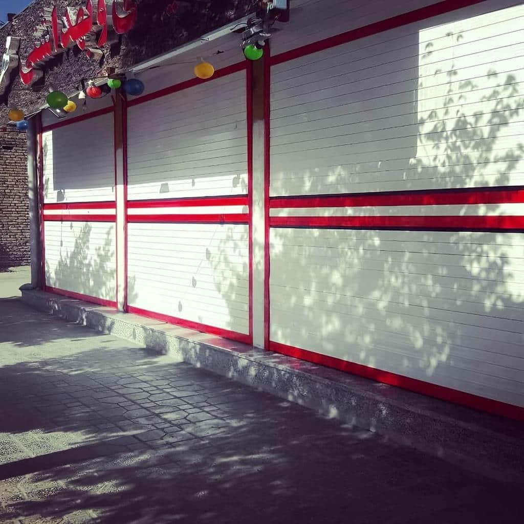 نصب کرکره برقی مدرن نمای تجاری با ریل هماهنگ در یزد
