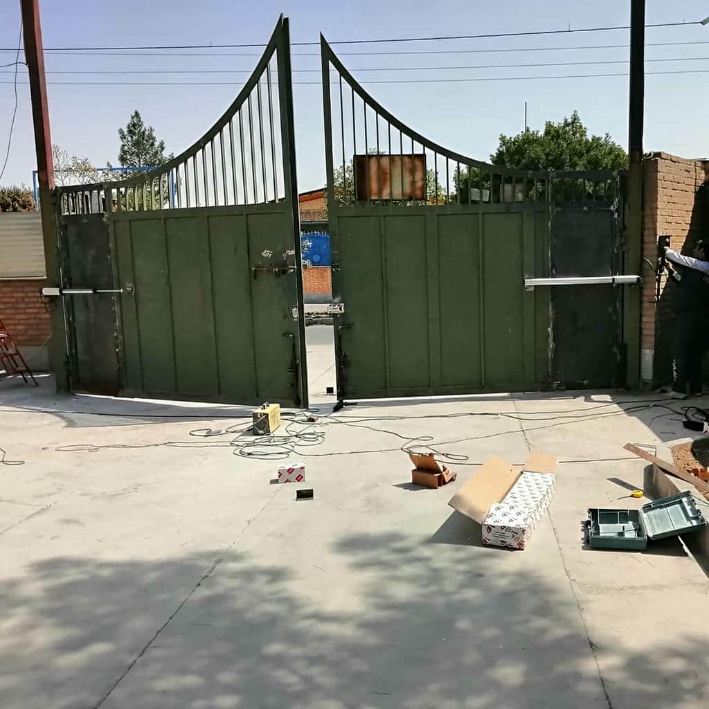 نصب جک بازویی درب پارکینگ با تنظیم برد فرمان در یزد نصب جک بازویی درب پارکینگ با تنظیم برد فرمان در یزد