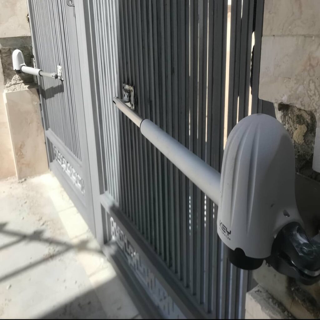 نصب جک درب پارکینگ ایرانی بازویی روی درب دو لنگه در یزد