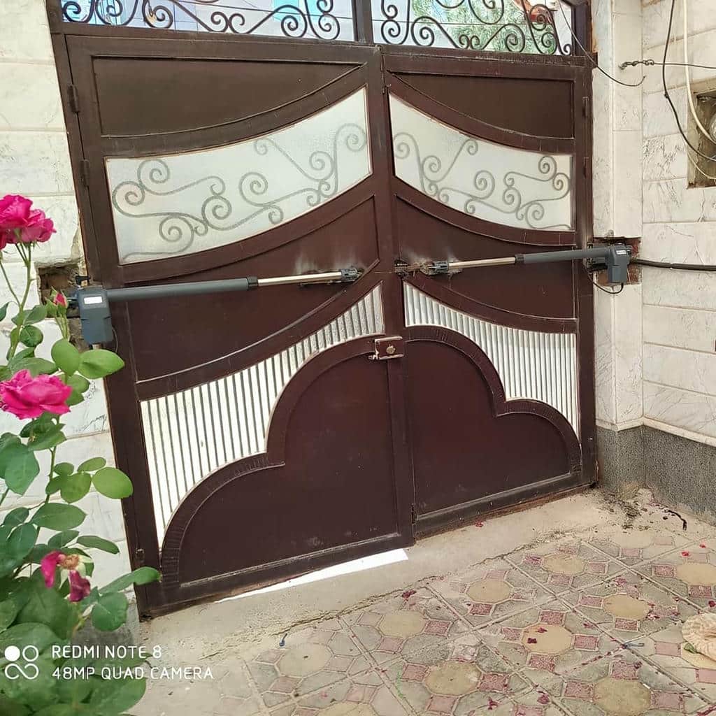 اجرای درب برقی ویلایی دو لنگه با تنظیم پایه جک در یزد