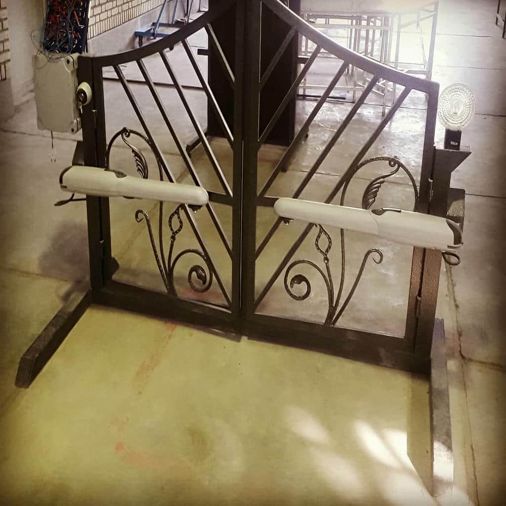 نصب جک پارکینگی کم تردد روی درب فلزی در یزد