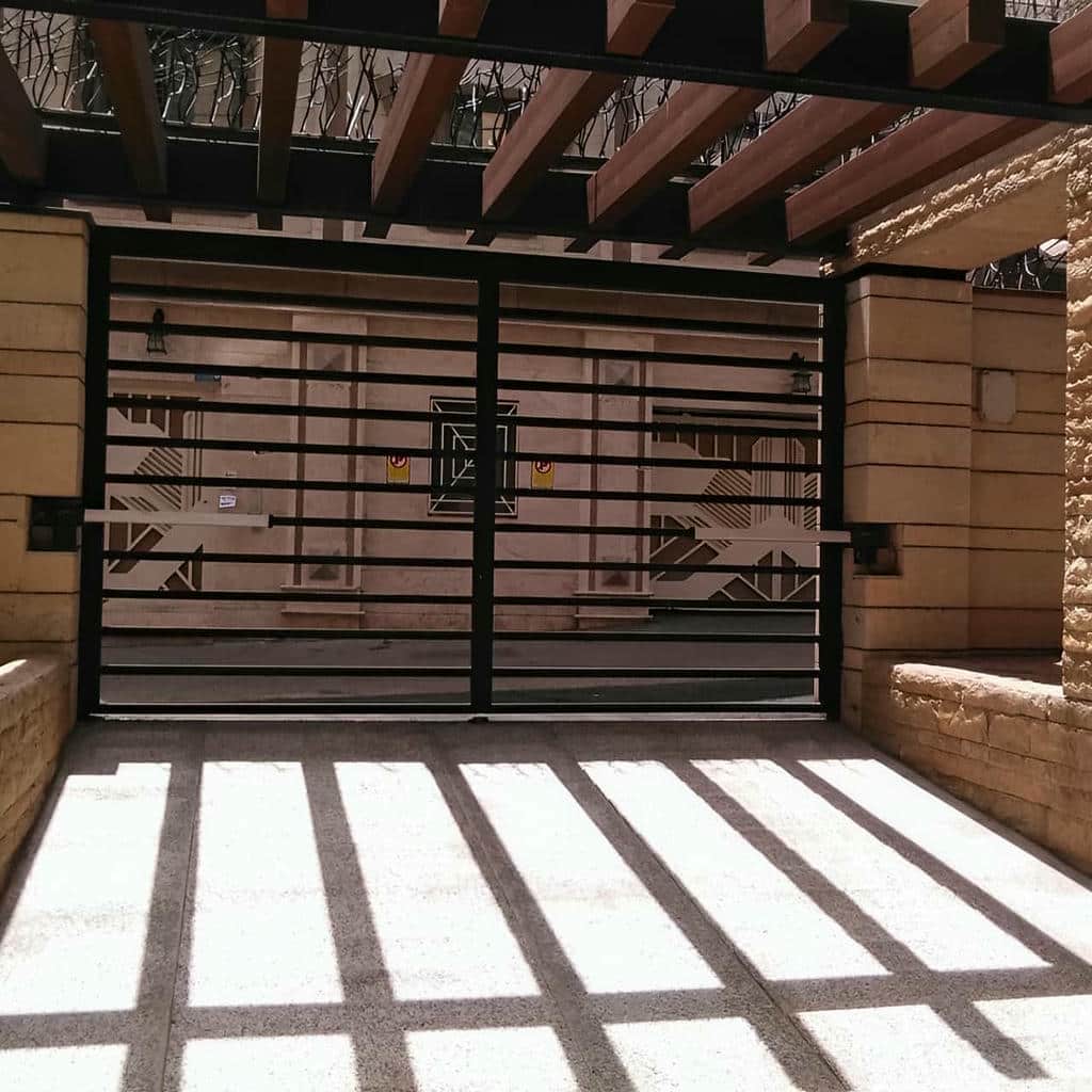 قیمت درب برقی حیاط لولایی براساس مشخصات سفارش در یزد قیمت درب برقی حیاط لولایی براساس مشخصات سفارش در یزد