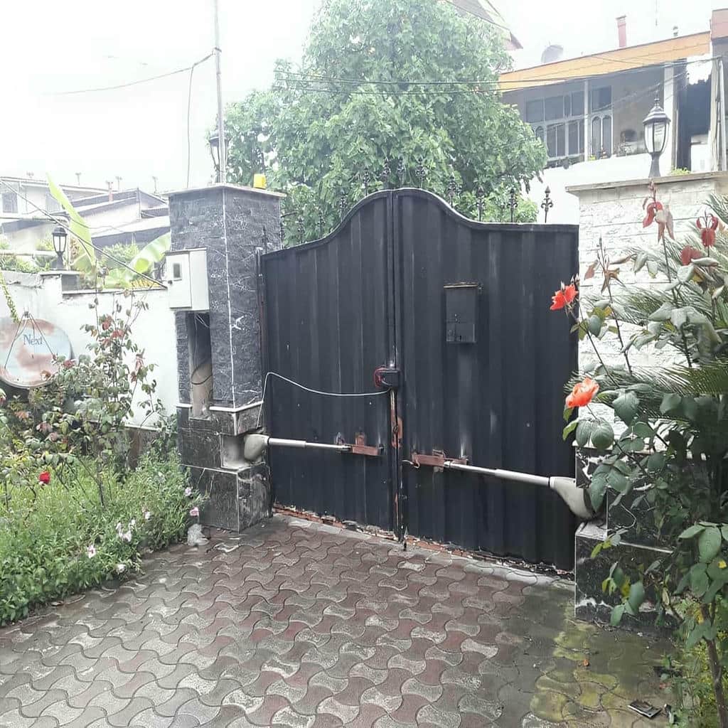 خدمات جک بازویی درب پارکینگ برای مجتمع پرتردد در یزد خدمات جک بازویی درب پارکینگ برای مجتمع پرتردد در یزد