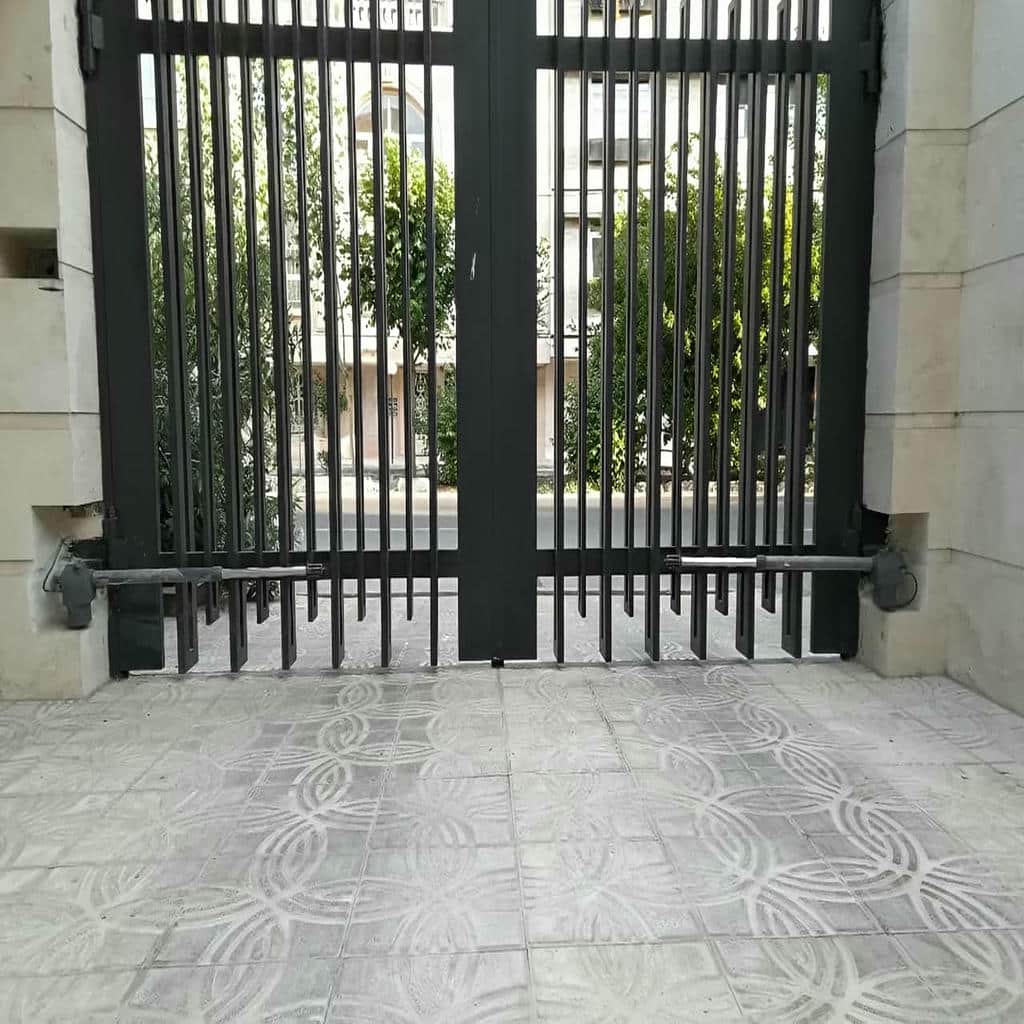 نصب جک برقی درب حیاط سنگین با تنظیم زاویه بازشو در یزد نصب جک برقی درب حیاط سنگین با تنظیم زاویه بازشو در یزد