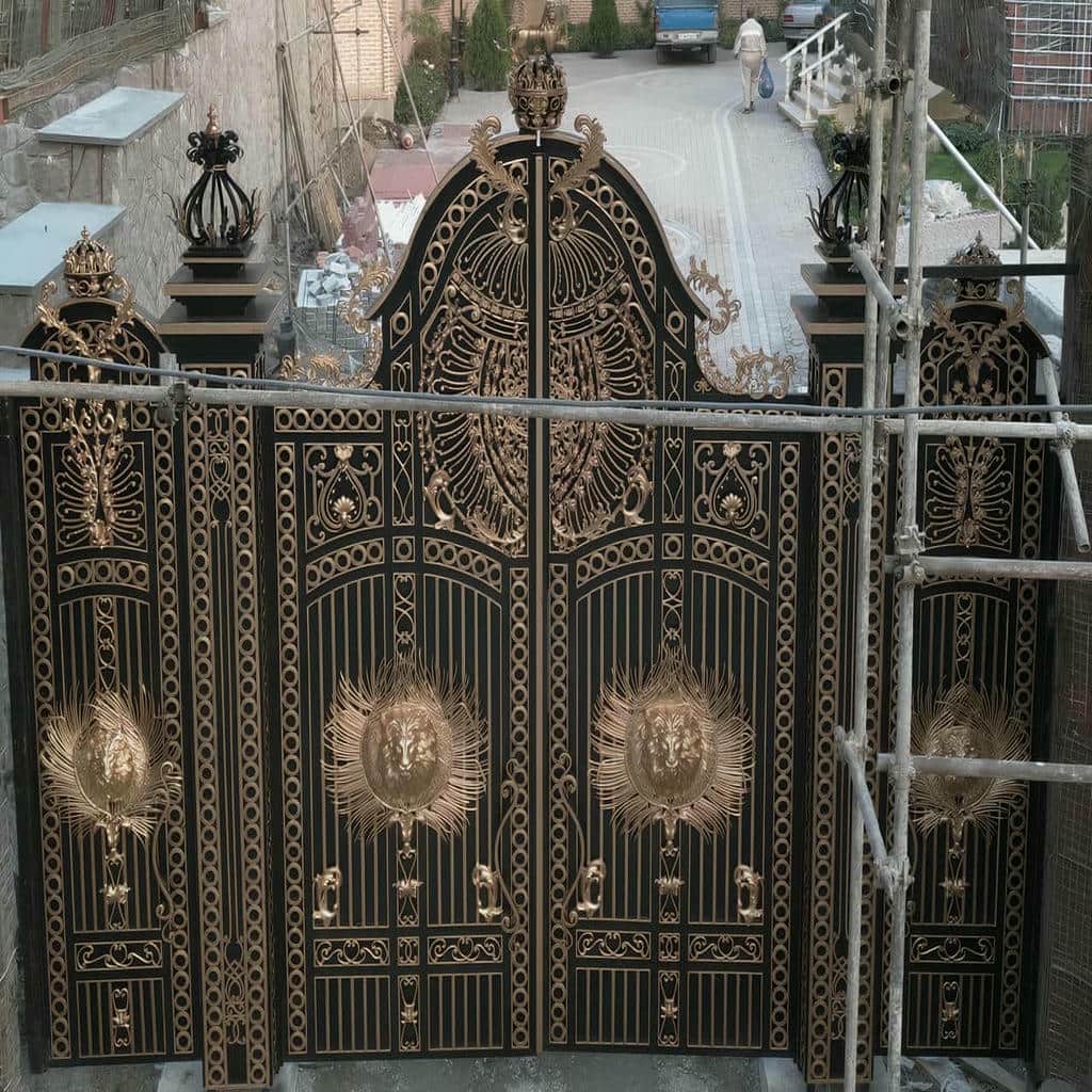 ساخت درب حیاط پانل دار با کلاف پروفیلی در یزد
