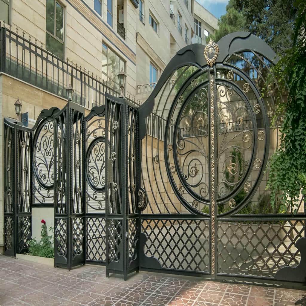 خدمات نصب درب حیاط کتیبه دار برای ساختمان در یزد