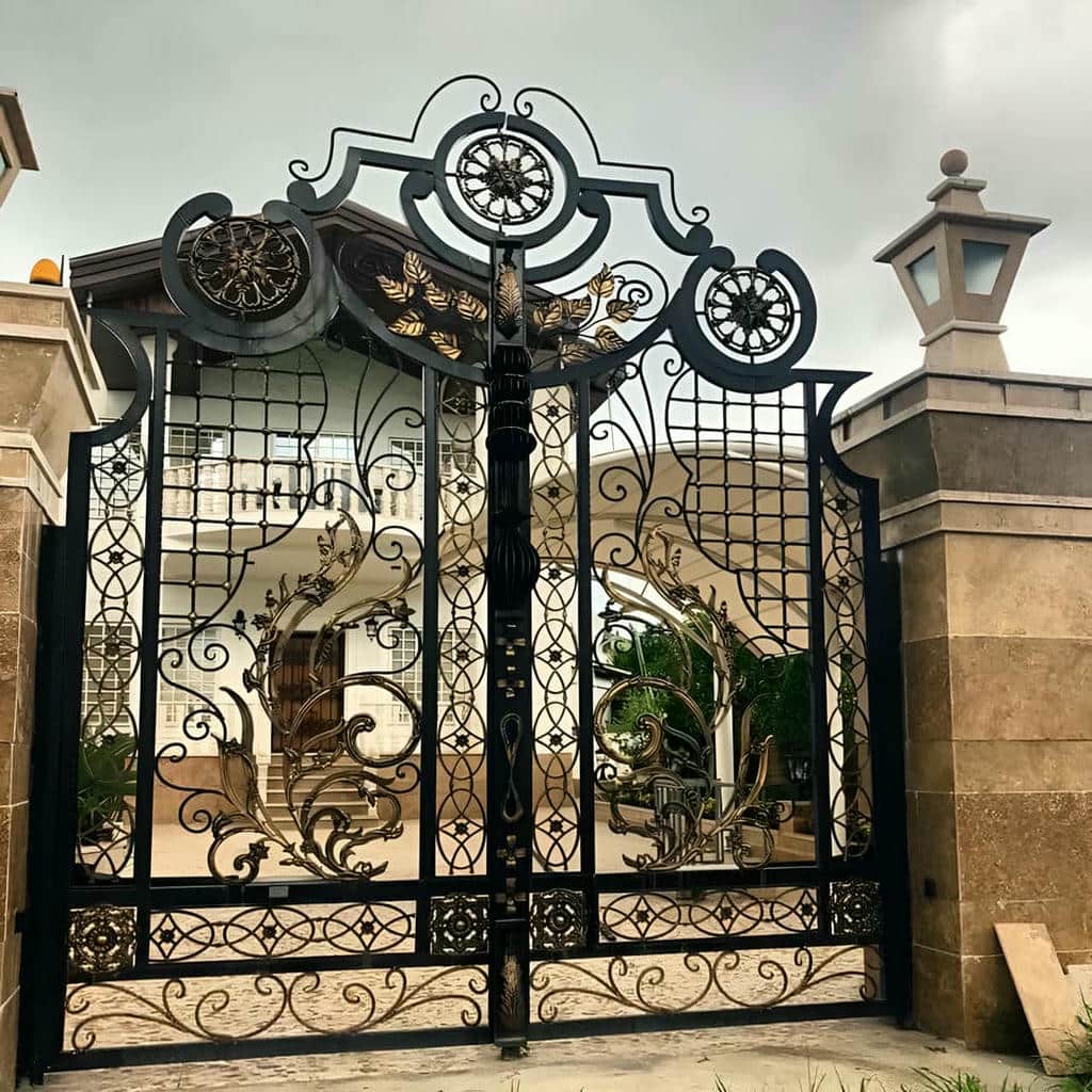 نصب درب حیاط CNC پنل مشبک با تراز دقیق در یزد