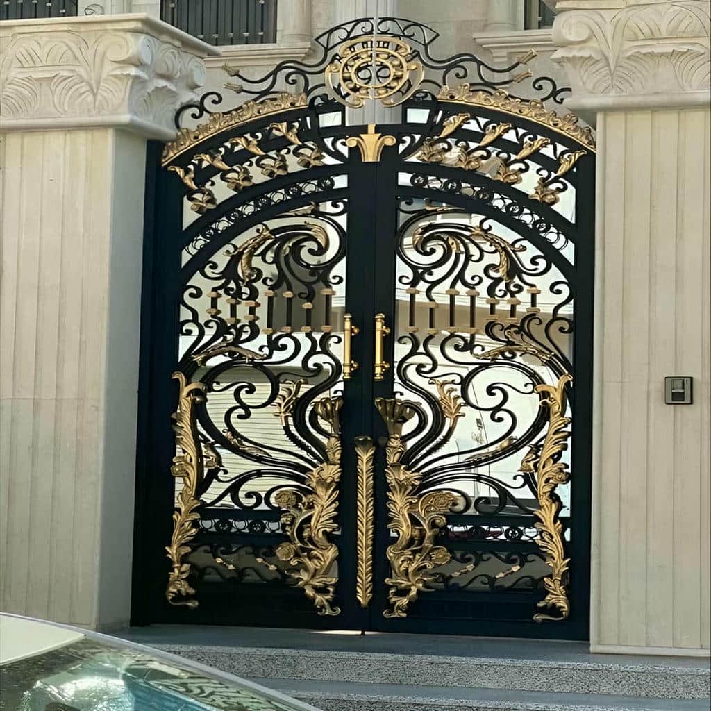 ساخت درب حیاط مشبک نورگیر با کلاف پروفیلی در یزد