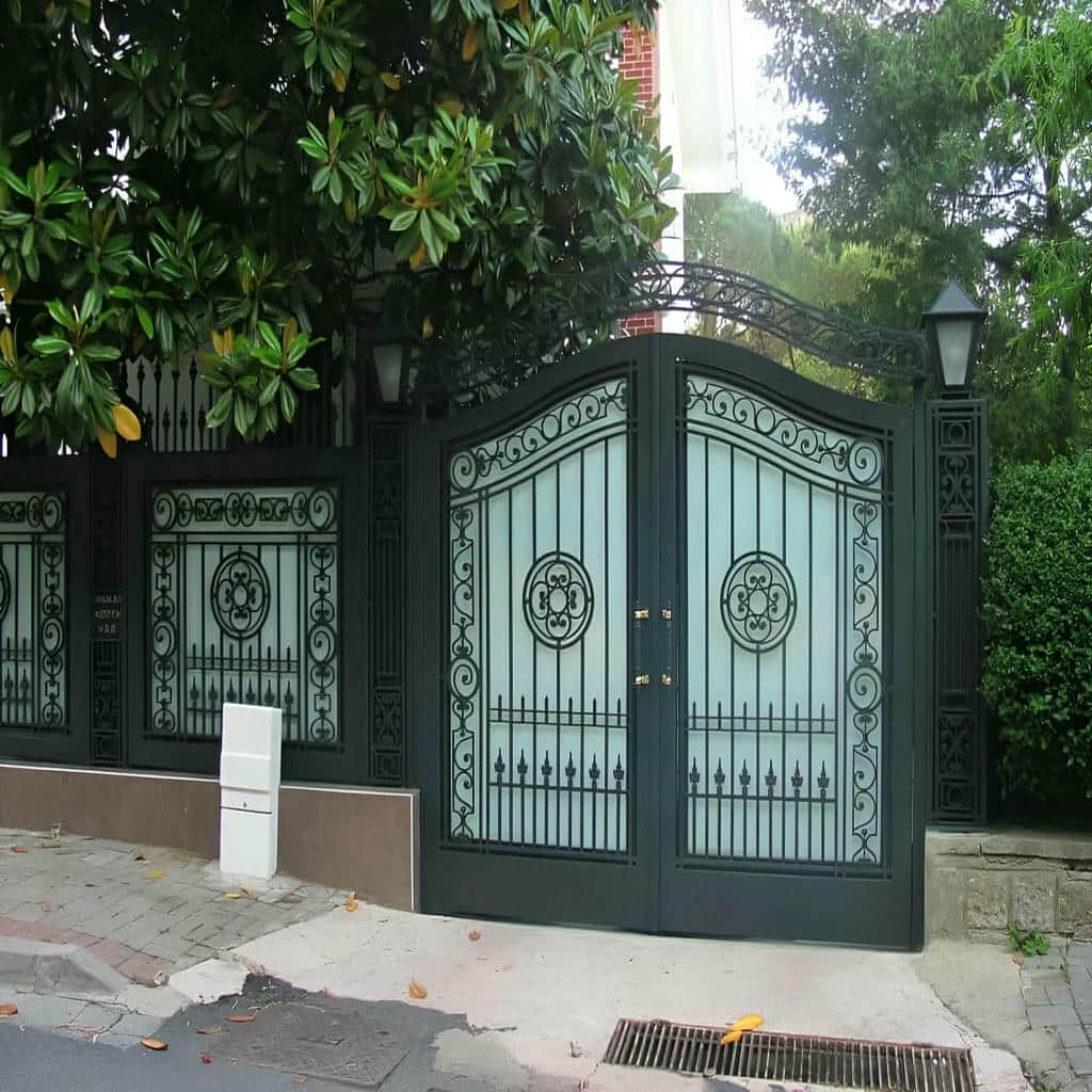 اجرای درب حیاط کتیبه دار برای ورودی ویلا در یزد